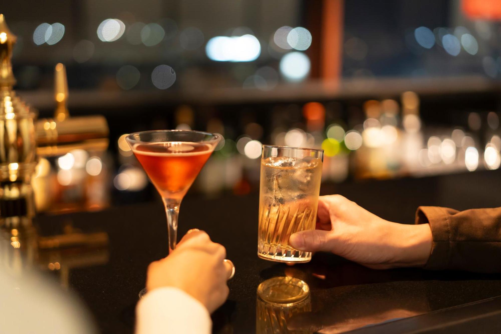 Hotel Associa שיזוקה מראה חיצוני תמונה A bartender serving drinks