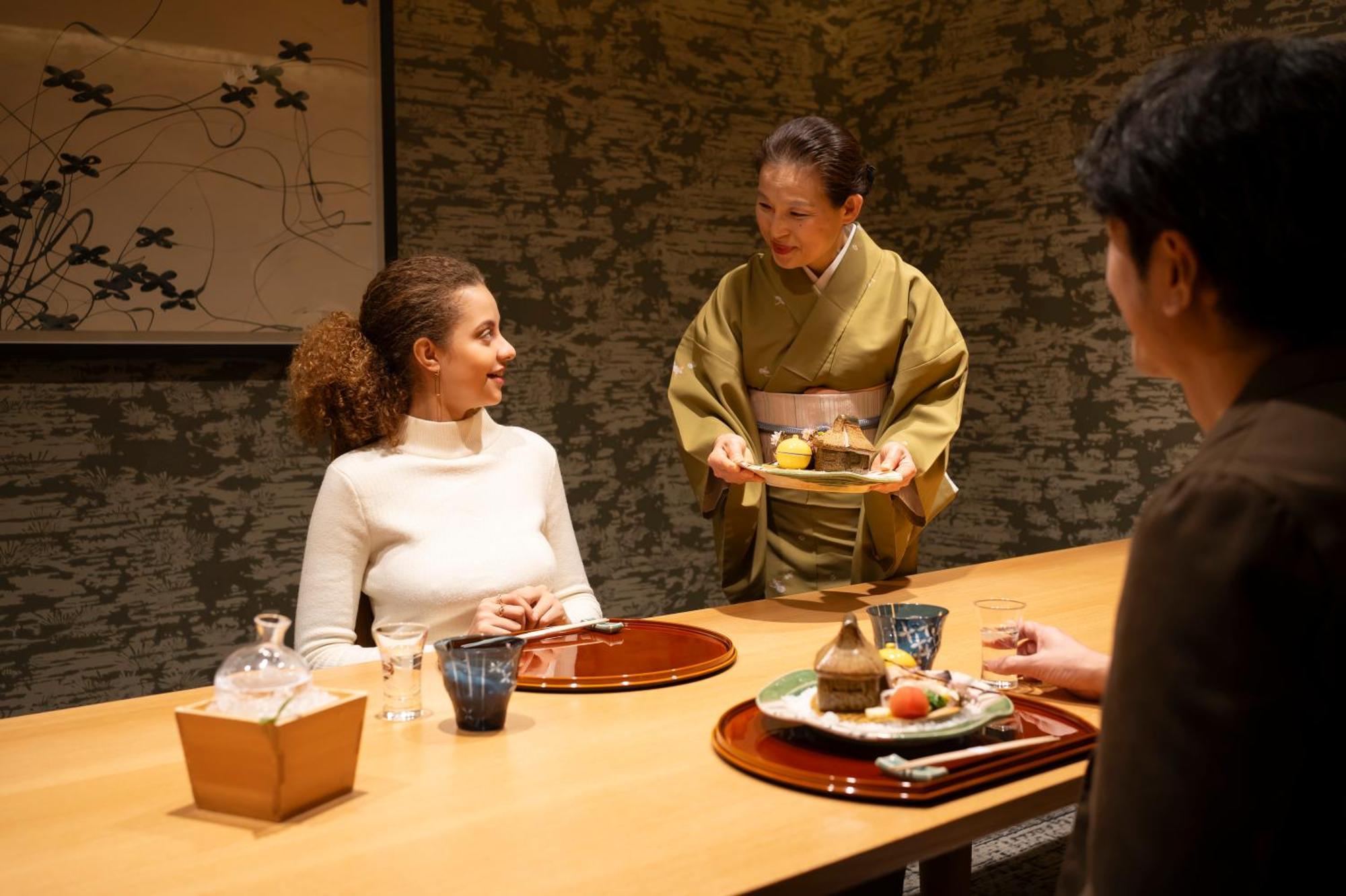 Hotel Associa שיזוקה מראה חיצוני תמונה A woman serving tea at a Japanese restaurant