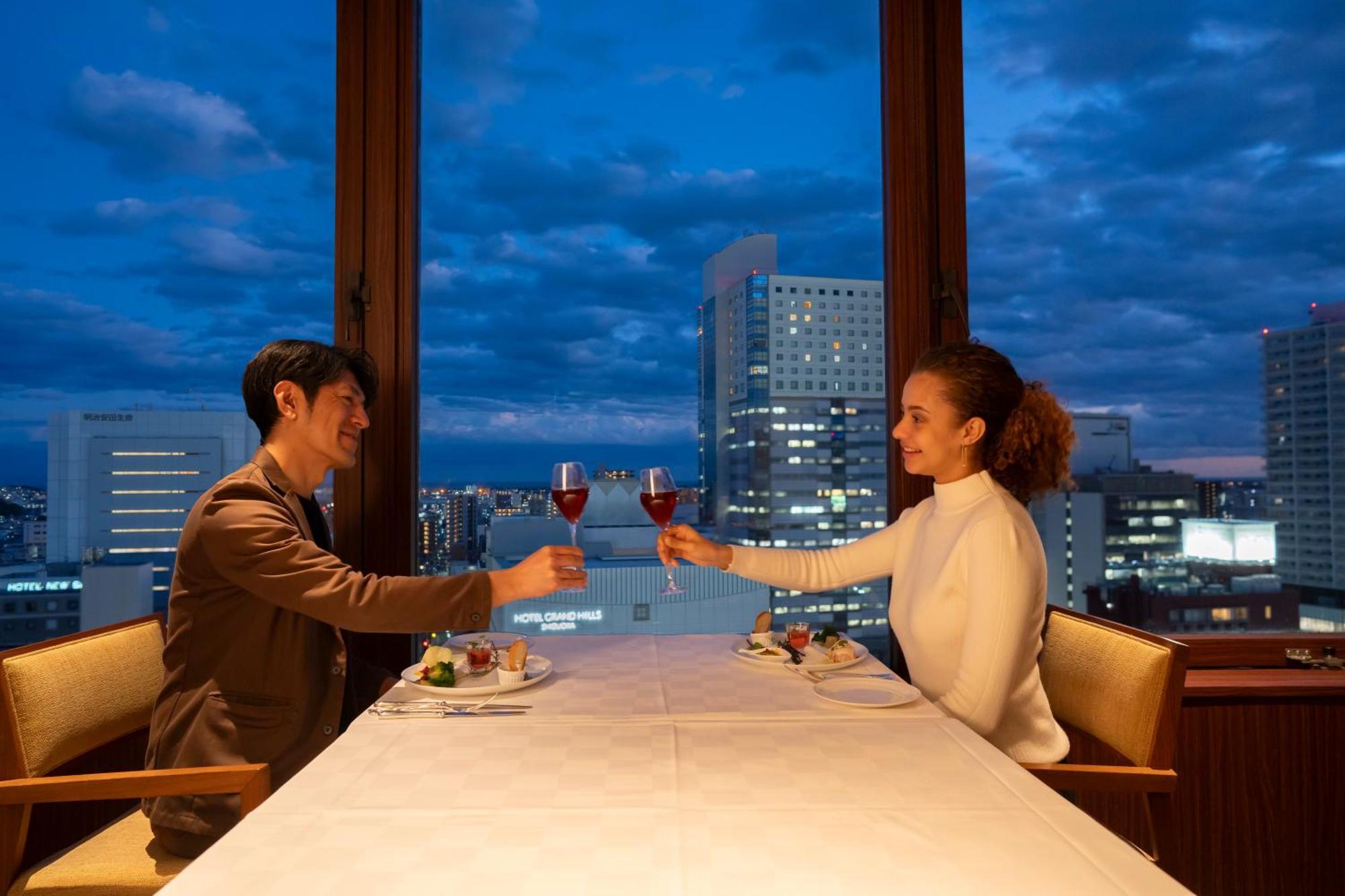 Hotel Associa שיזוקה מראה חיצוני תמונה A couple dining at a restaurant