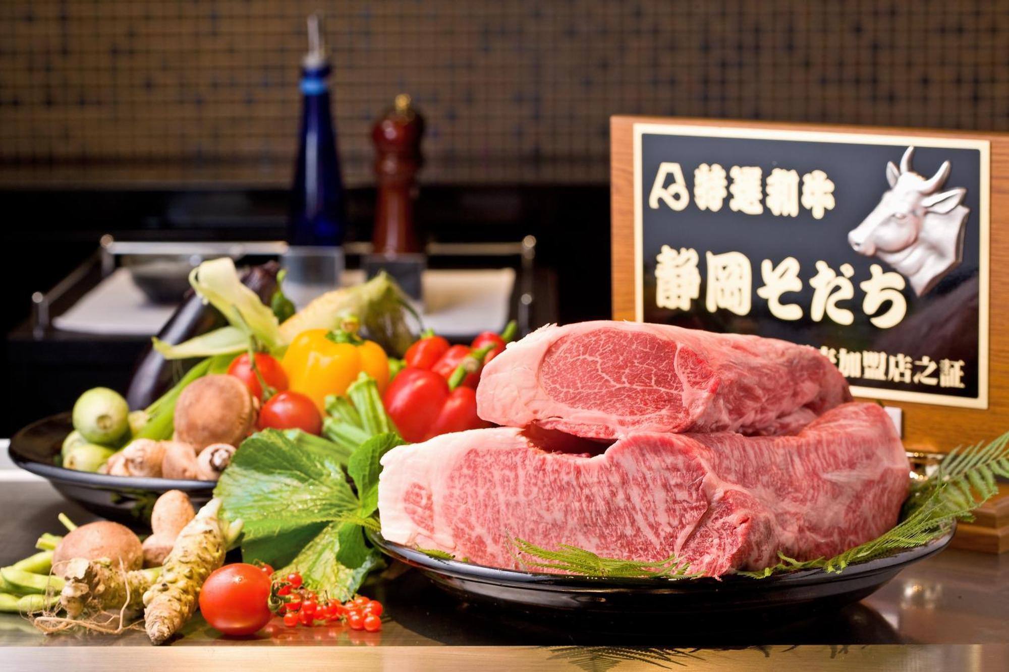 Hotel Associa שיזוקה מראה חיצוני תמונה A Japanese restaurant with a sign advertising the use of horse meat